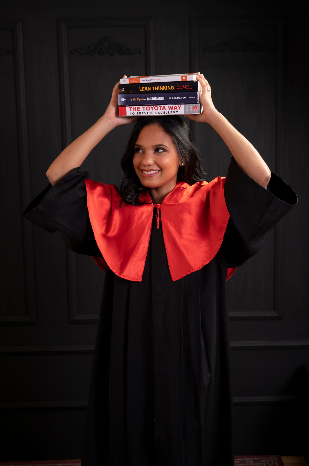 Jeniffer Mora, contadora y asesora de impuestos, sosteniendo libros de negocios